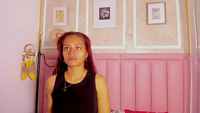 HoollyHendrix online show from January 13, 8:35 pm