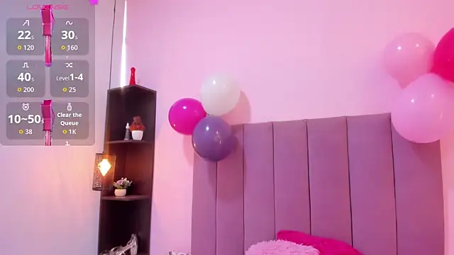 HoollyHendrix online show from November 5, 8:25 pm