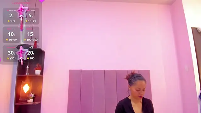 HoollyHendrix online show from October 6, 8:02 pm