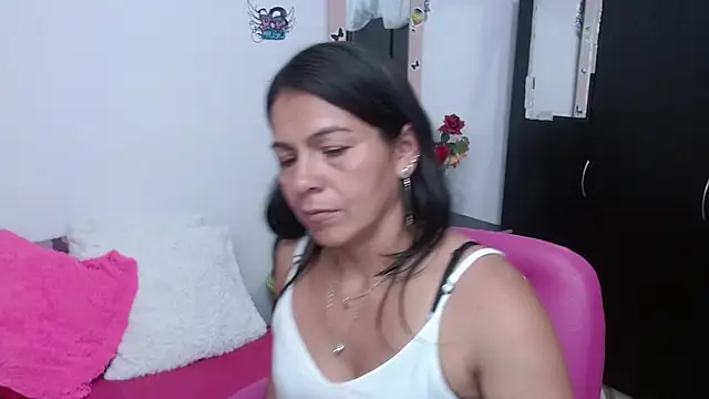Snapshot of camilavargas_ chatting on October 6, 12:27 am camilavargas  online show from October 6, 12:27 am
