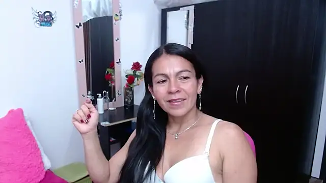 Snapshot of camilavargas_ chatting on October 12, 11:07 pm camilavargas  online show from October 12, 11:07 pm