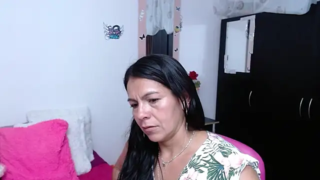 Snapshot of camilavargas_ chatting on October 3, 12:16 am camilavargas  online show from October 3, 12:16 am
