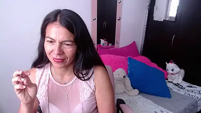 camilavargas  online show from November 17, 4:40 pm