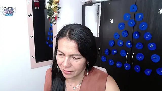 camilavargas  online show from December 15, 9:42 pm