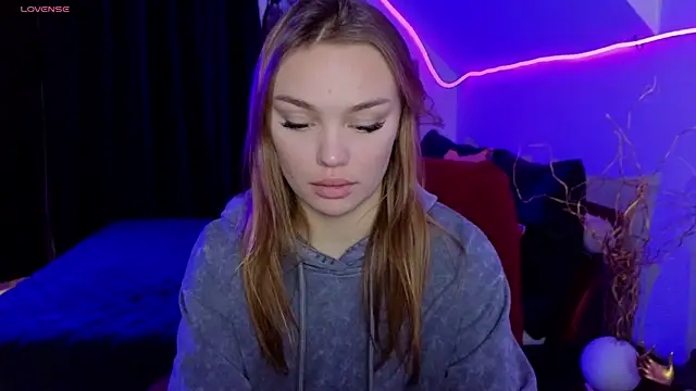 KitsyMoore online show from December 1, 1:03 pm