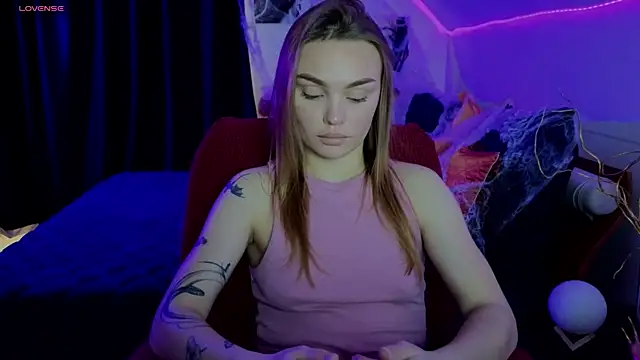 KitsyMoore online show from October 28, 1:28 pm