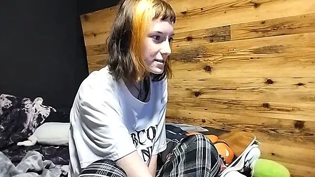 Snapshot of JenaeRadloff chatting on October 14, 8:28 am JenaeRadloff online show from October 14, 8:28 am