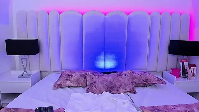 VanessaParis   online show from December 21, 10:35 pm