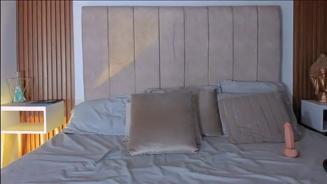 Lauraa saenz11 online show from November 5, 6:35 pm