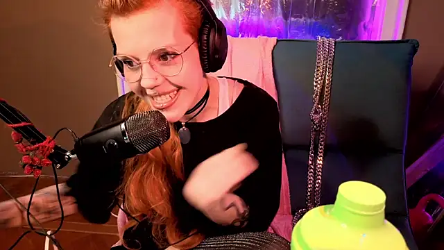 tacodeluxxxe online show from March 8, 4:27 am