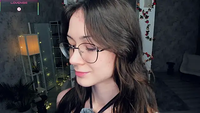 ReneeLippeatt online show from February 15, 7:13 pm