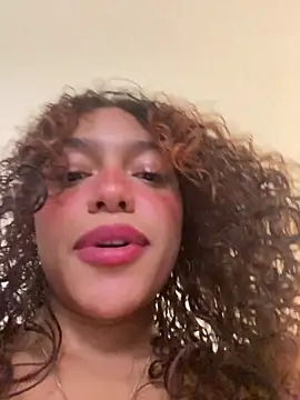 PrettyLia online show from December 2, 6:10 pm