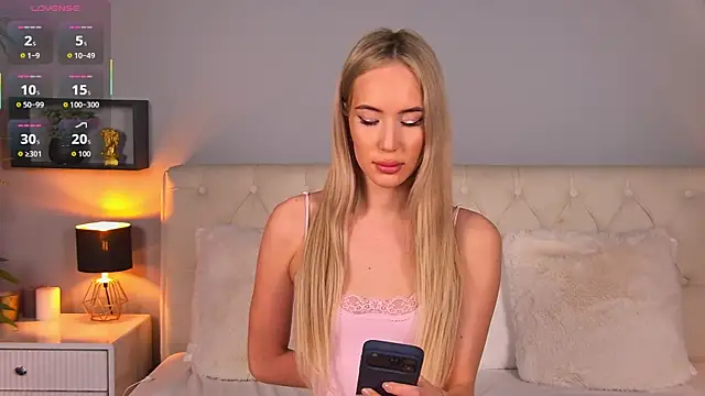 MaryDavies online show from April 7, 7:21 am