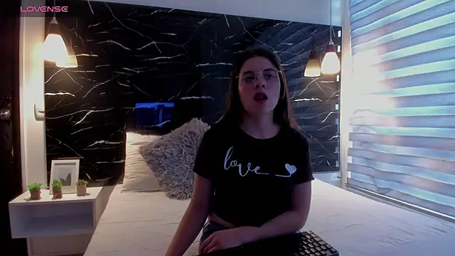 ZOE LE online show from October 21, 11:47 am