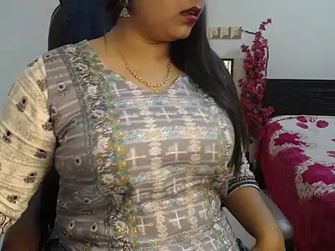 Queen Homaira online show from November 19, 4:45 am