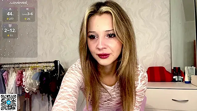 Snapshot of LindyEckland chatting on October 10, 12:32 pm LindyEckland online show from October 10, 12:32 pm