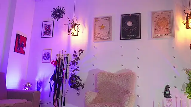 curlynatashaa online show from April 6, 6:25 am