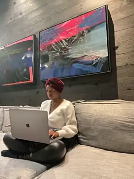 tia   fox online show from November 8, 10:09 am