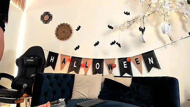 cloe taylor   online show from October 18, 4:59 am