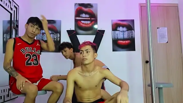 VERY HOT GUYS online show from October 18, 1:41 am