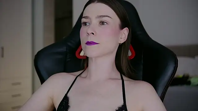 WowHelloAlice online show from April 4, 8:07 pm