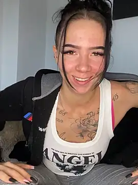 Snapshot of YoungZoexx chatting on October 28, 8:53 am YoungZoexx online show from October 28, 8:53 am