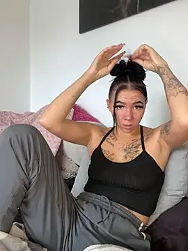 Snapshot of YoungZoexx chatting on October 14, 10:07 am YoungZoexx online show from October 14, 10:07 am