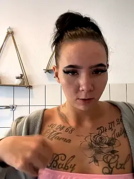 Snapshot of YoungZoexx chatting on October 9, 7:34 am YoungZoexx online show from October 9, 7:34 am