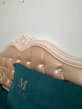 Snapshot of Mile-m chatting on October 23, 3:23 am Mile-m online show from October 23, 3:23 am