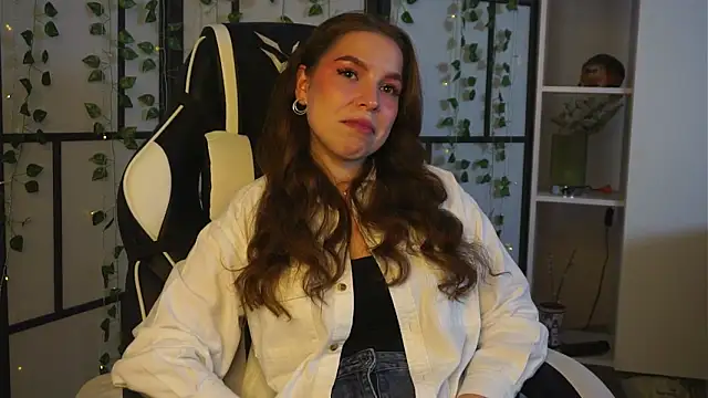 Snapshot of ToniaRoehr chatting on October 8, 5:39 pm ToniaRoehr online show from October 8, 5:39 pm