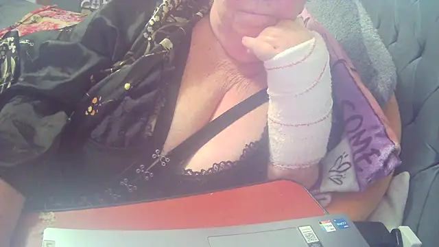 Playful MILF Demi online show from October 14, 9:50 pm