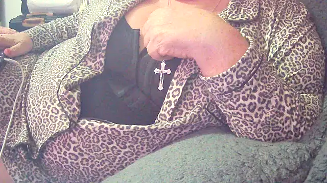 Playful MILF Demi online show from February 4, 9:40 pm