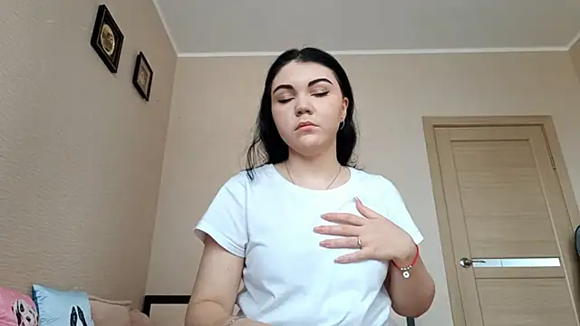 Snapshot of Abi_bee chatting on October 13, 7:44 am Abi bee online show from October 13, 7:44 am
