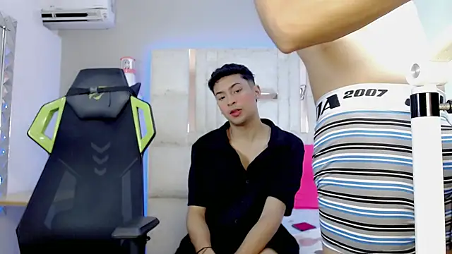 Snapshot of Twinks_boys_ chatting on October 12, 12:13 am Twinks boys  online show from October 12, 12:13 am