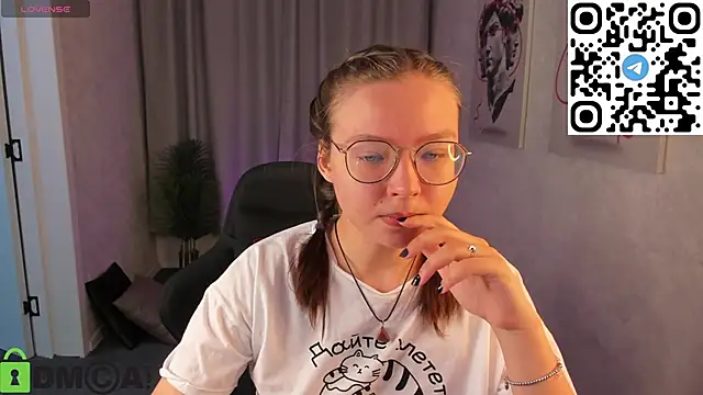 Nuura Moore online show from November 25, 1:19 am