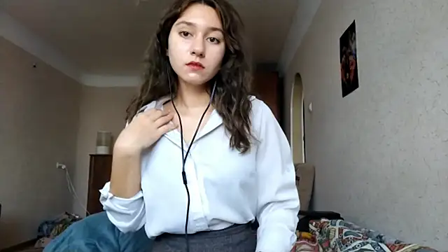 Snapshot of MiaLovelyOne chatting on October 8, 8:18 am MiaLovelyOne online show from October 8, 8:18 am