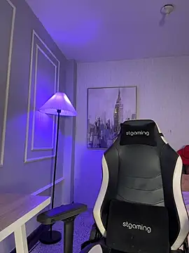 HoneyMollyX online show from April 9, 1:05 pm