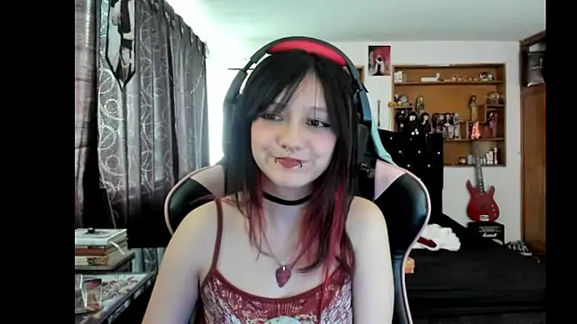 Maki Zein  online show from March 25, 7:28 pm