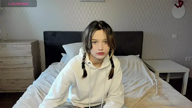 Snapshot of SofiMuse chatting on October 13, 6:16 am SofiMuse online show from October 13, 6:16 am
