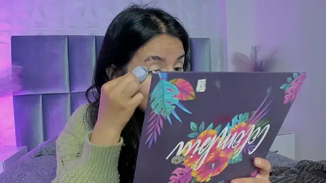 HollyPeach online show from May 26, 8:30 pm