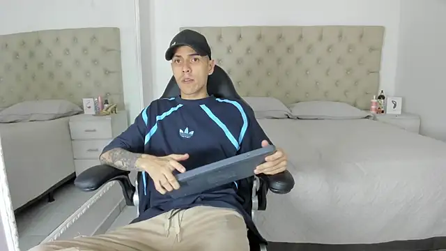 DerryAndIzzy online show from October 14, 4:04 am