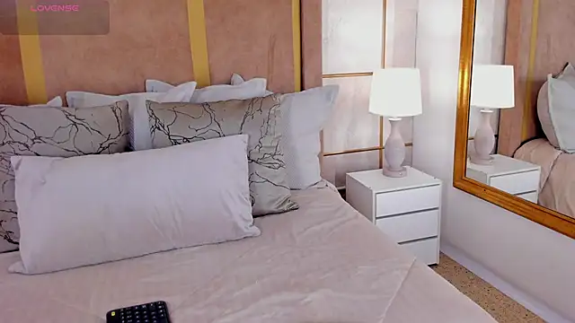 lyrabellini online show from February 18, 10:58 am