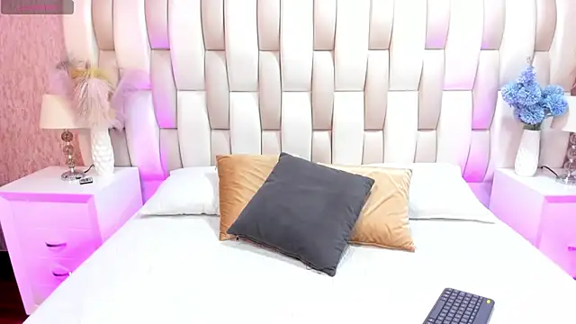 Snapshot of Isabella__gonzalez_ chatting on October 21, 3:43 am Isabella gonzalez online show from October 21, 3:43 am