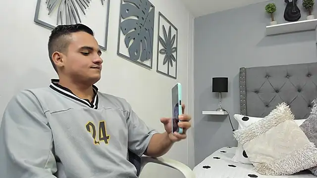 violeta and maxx online show from November 18, 11:37 pm