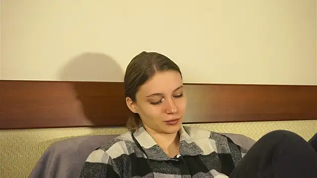 RoslynArcuo online show from October 31, 8:24 pm