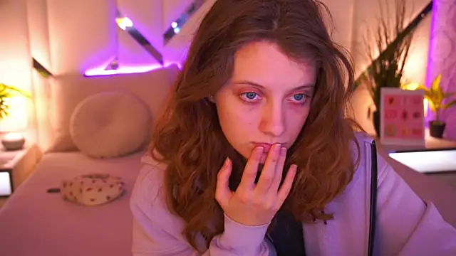 CuteeFoxy online show from March 6, 1:28 pm