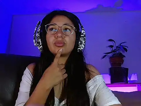 naomy rain online show from May 15, 8:06 am