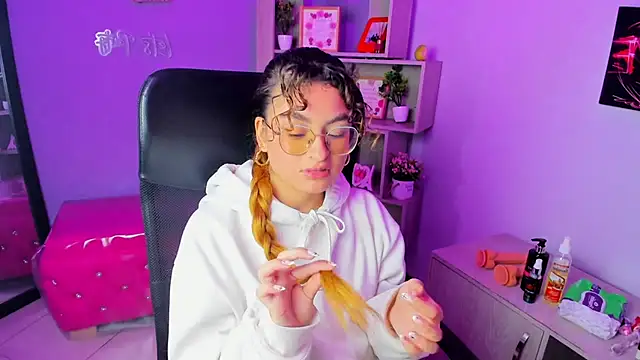 EmiliRouse  online show from November 22, 1:52 am