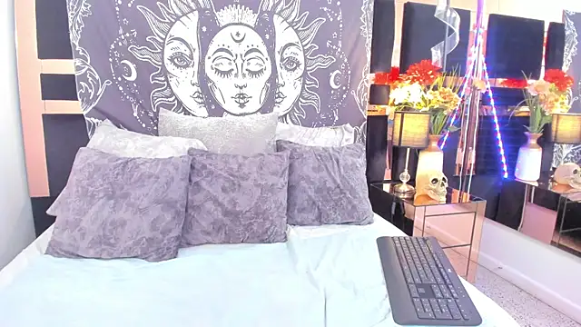 mirandaduboiss online show from December 5, 5:47 pm