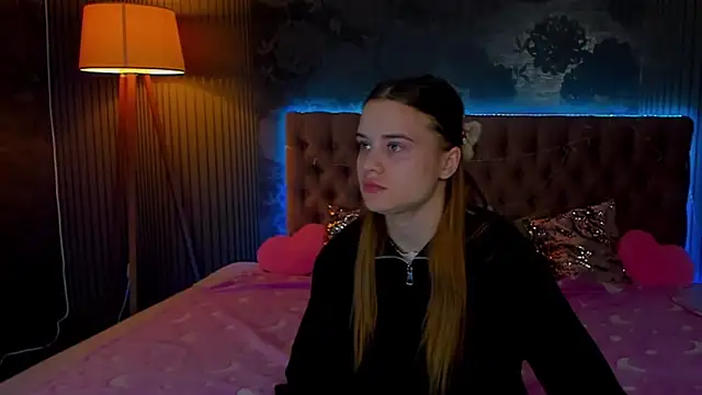 LuisaClover online show from November 28, 1:25 pm